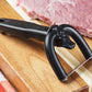 Weekendowe grillowanie z rodziną – nóż do usuwania tłuszczu w kształcie litery U – usuwa tłuszcz bez marnowania mięsa, idealny na każdą biesiadę. Na pobranie! 🥩