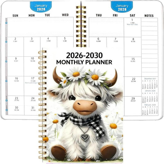 Planuj z łatwością na lata 2026–2030 – śledź długoterminowe cele, semestry i ważne wydarzenia w jednym miejscu – Planer miesięczny 2026–2030 z krową z Highlands – Na pobranie! 🗓️